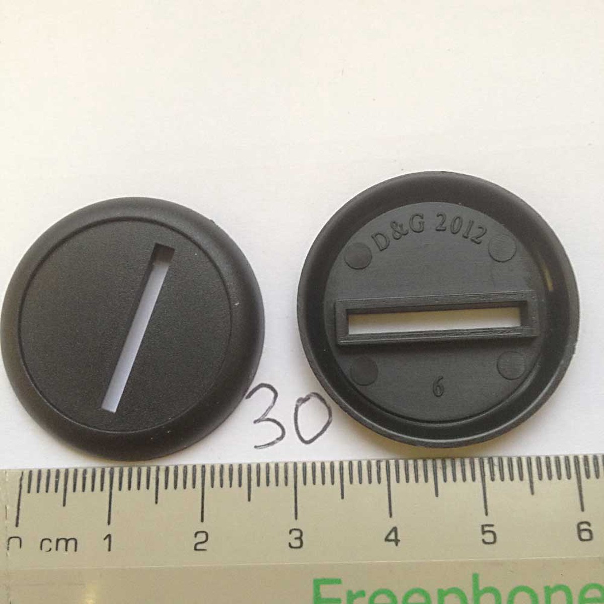 Miniature Bases: 30mm Round Base Lip - slotted (20 bases per blister) [RBLS30]